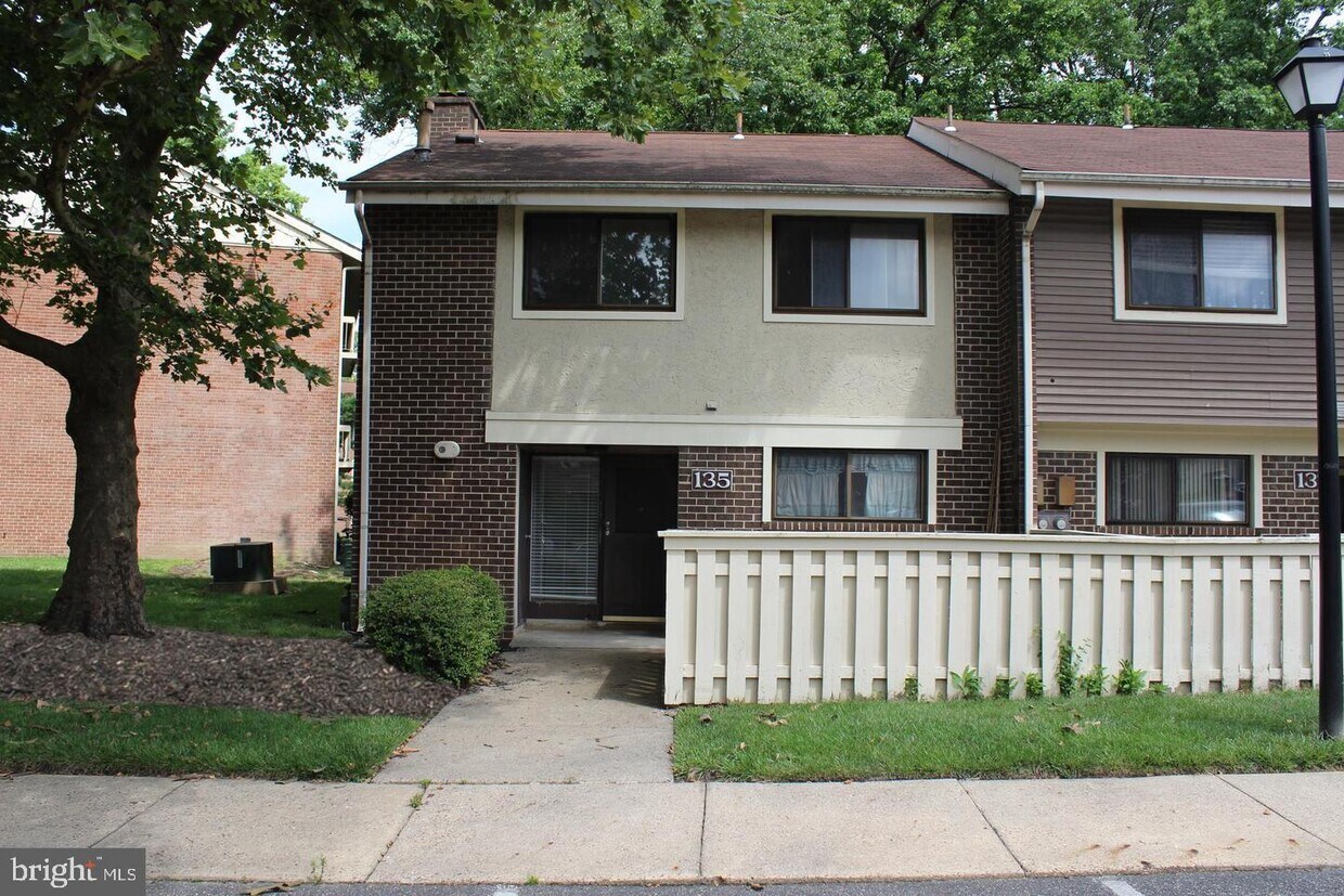 Building Photo - 135 Echelon Rd