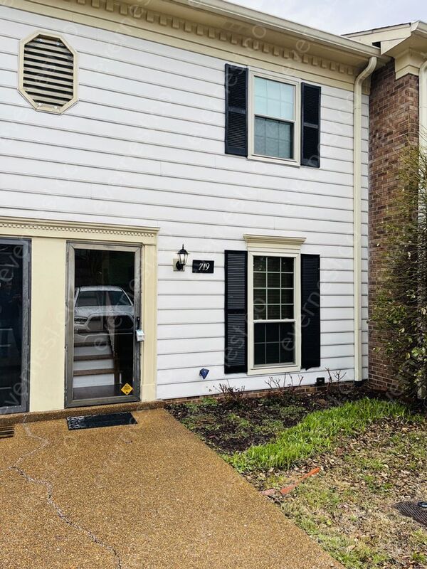Foto del edificio - 719 Fox Ridge Dr