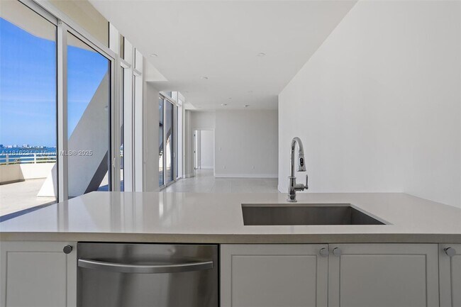 Foto del edificio - 555 NE 34th St
