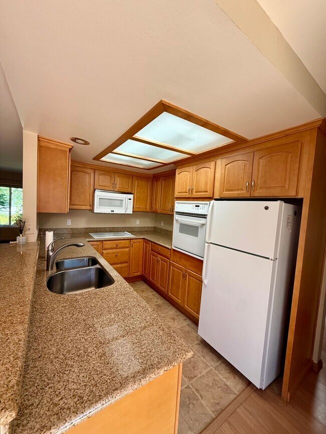 Foto del edificio - 3128 Tice Creek Dr