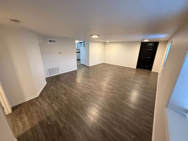 Building Photo - Newly remodeled Large 3 Bedroom Apartment ...