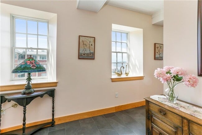 Building Photo - 343 Thames St