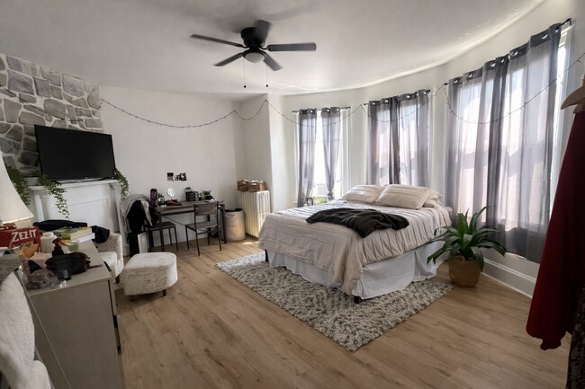 Foto del edificio - Bright Renovated 2-Bedroom w/ Stainless Kitchen & 1,000 Sq Ft