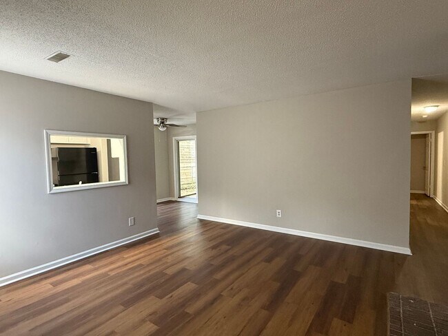 Foto del edificio - Fully Renovated 2 bed/ 2 bath Duplex! Available Now!