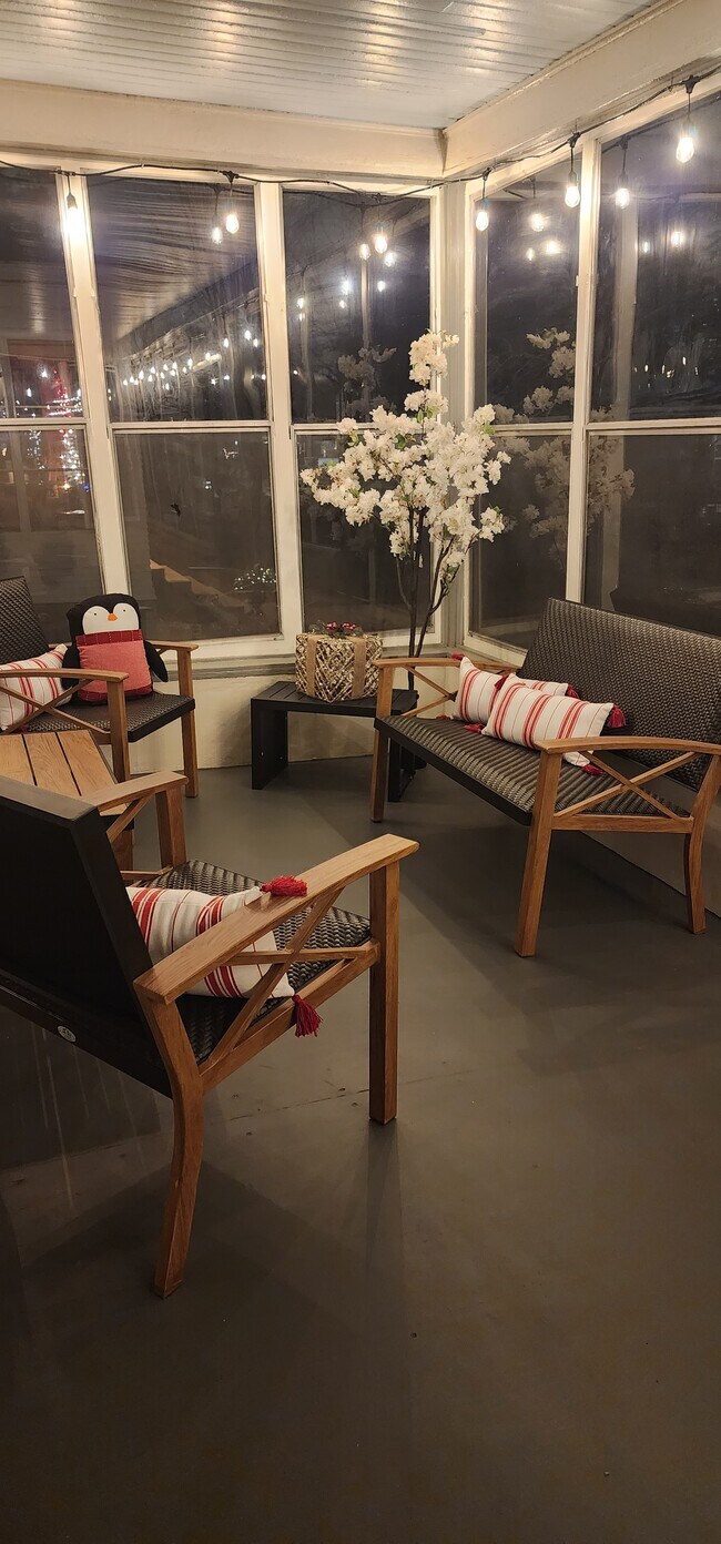 Porche cubierto con asientos - 1901 -2301 Fillmore Street NE Minneapolis, MN 55418