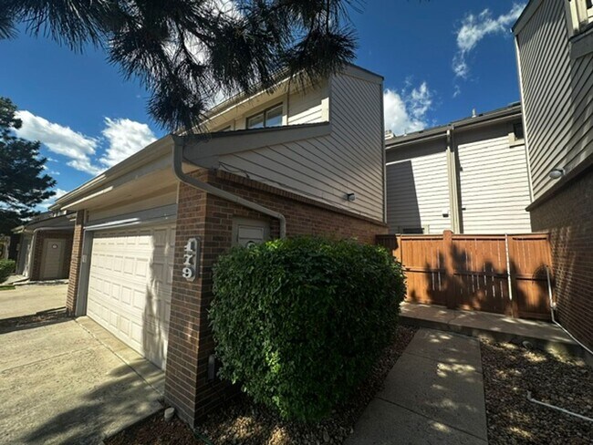 Foto del edificio - Large 3 bedroom, 2.5 bath townhome with 2-car garage!