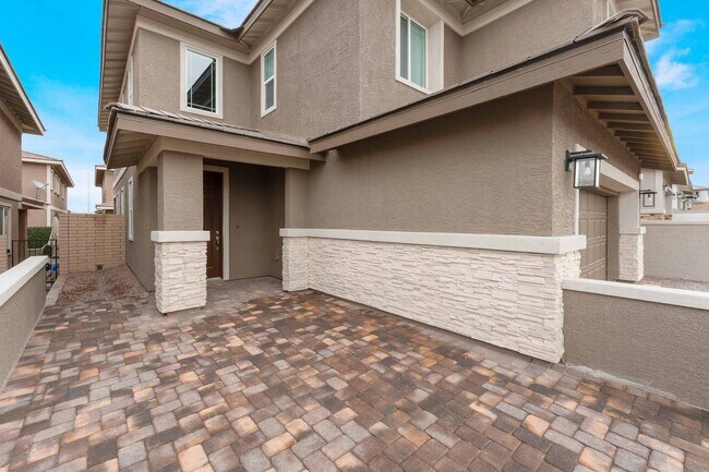 Building Photo - STUNNING 5 BEDROOM HOME!