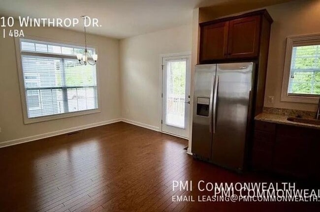 Foto del edificio - Beautiful 3BR, 2.5 Ba End Unit townhome in the Pavilion at Pantops