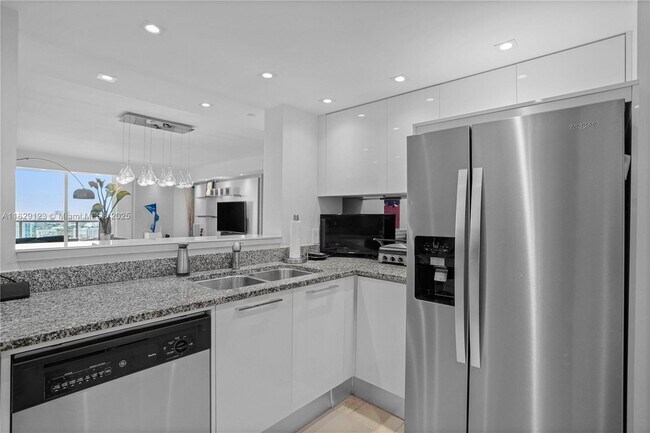 Building Photo - 2101 Brickell Ave