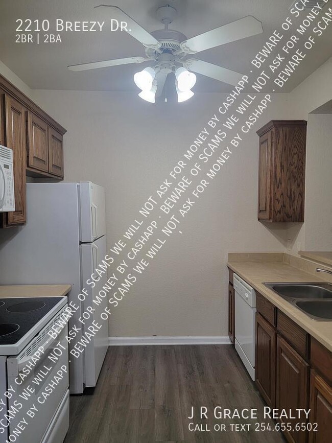 Building Photo - 2210 Breezy Dr