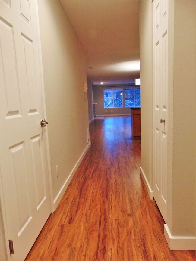 Building Photo - Stunning 2bd, 1.75ba Condo Available w/ Lo...