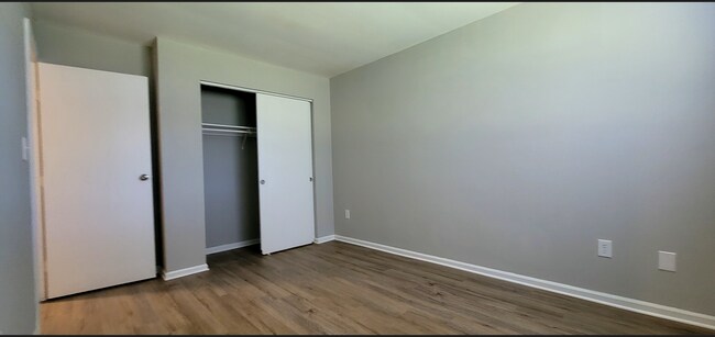 Foto del edificio - 3030-3032 Creekview Circle