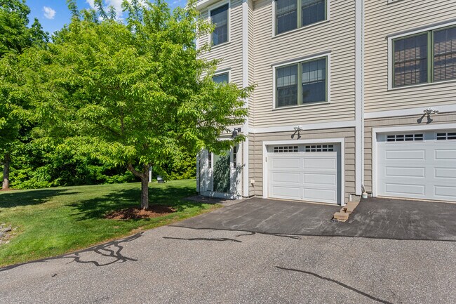 Building Photo - 41 Village Dr