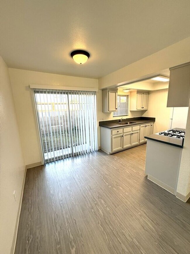 Building Photo - Remodeled Guadalupe 2 bedroom apt