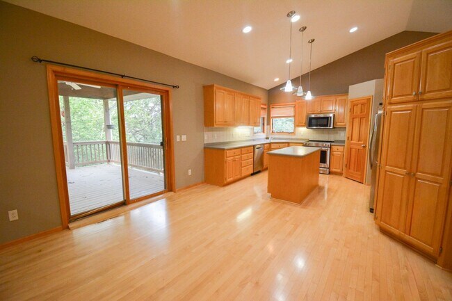Building Photo - Move-In Ready 6 bed 4 bath Stunning Home A...
