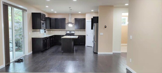 Foto del edificio - Beautiful 4-Bedroom Home with Office in No...