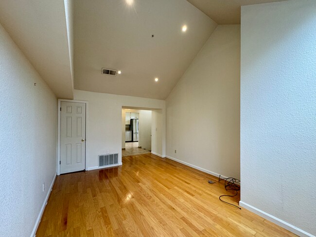 Building Photo - Centrally Located Three Bedroom Napa Home