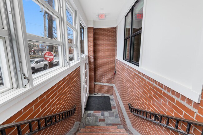 Escalera de entrada - 54 Sutton St