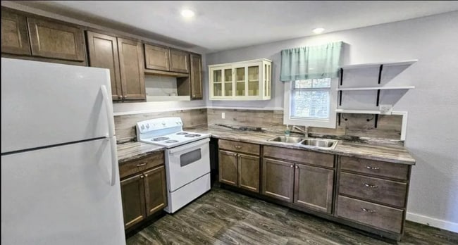 Building Photo - 5250 Oakwood Dr