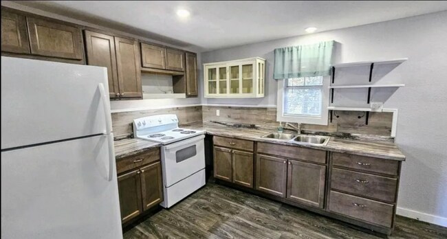 Foto del edificio - 5250 Oakwood Dr