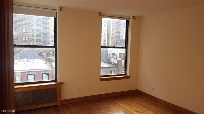 Building Photo - 40 W 74th St