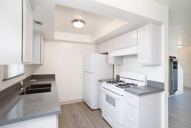 Building Photo - Fabulous Fully Updated 2BR/1.5BA in the he...