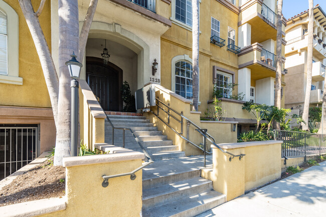 Entrada - 1225 Armacost Ave