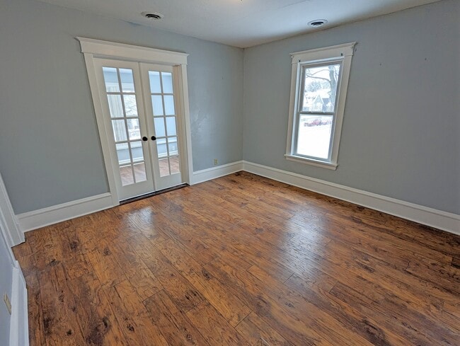 living room from from entry - 2542 Jackson St NE