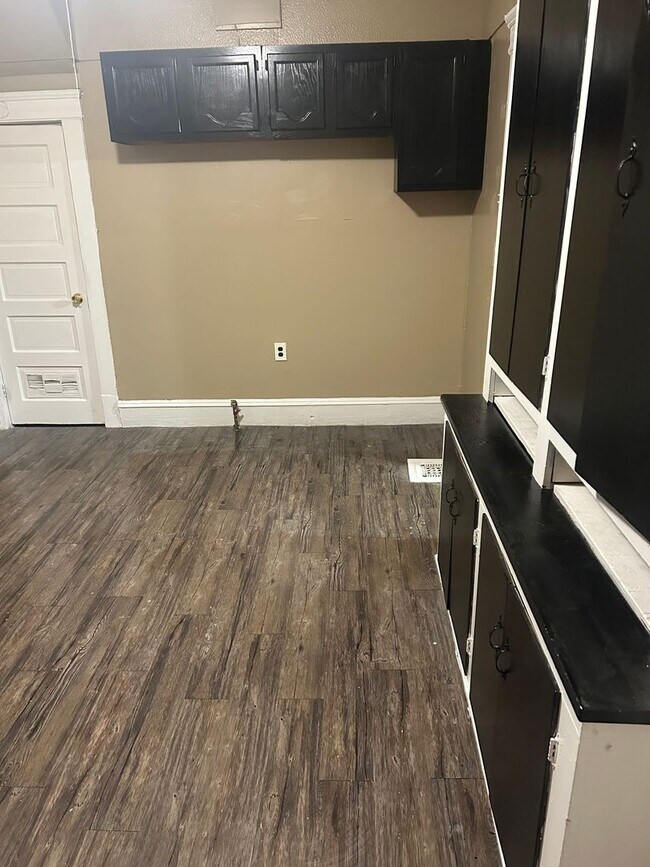 Building Photo - Collinwood area Single Home