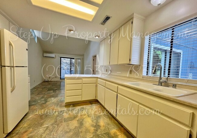 Building Photo - 494 Snell St