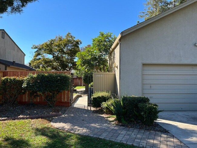 Building Photo - Updated 2 bedroom + a loft in Manteca!