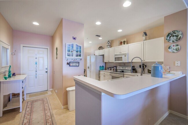 Building Photo - 2 bedroom/2 bath - Lakeview Condo