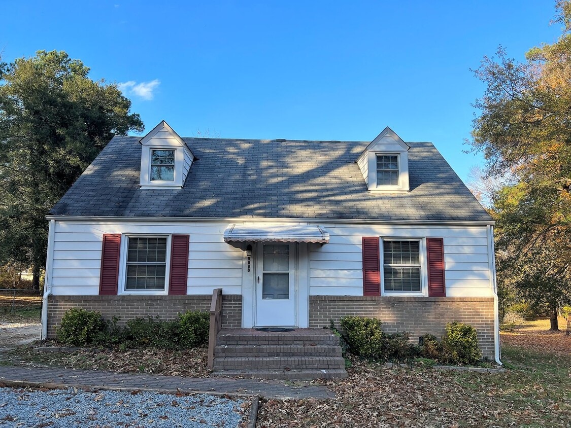 Primary Photo - Cape Cod with Large Yard