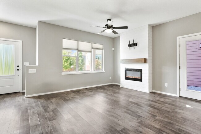 Foto del edificio - Beautiful 3 Bedroom - 3 1/3 Bathroom Home ...