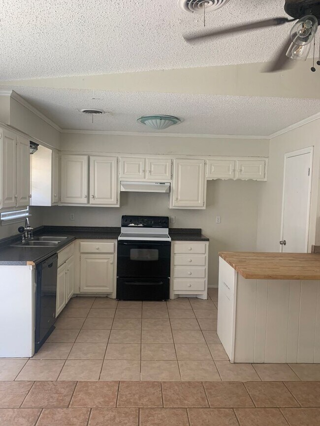 Foto del edificio - 4bedroom in 2bathroom located in Avondale