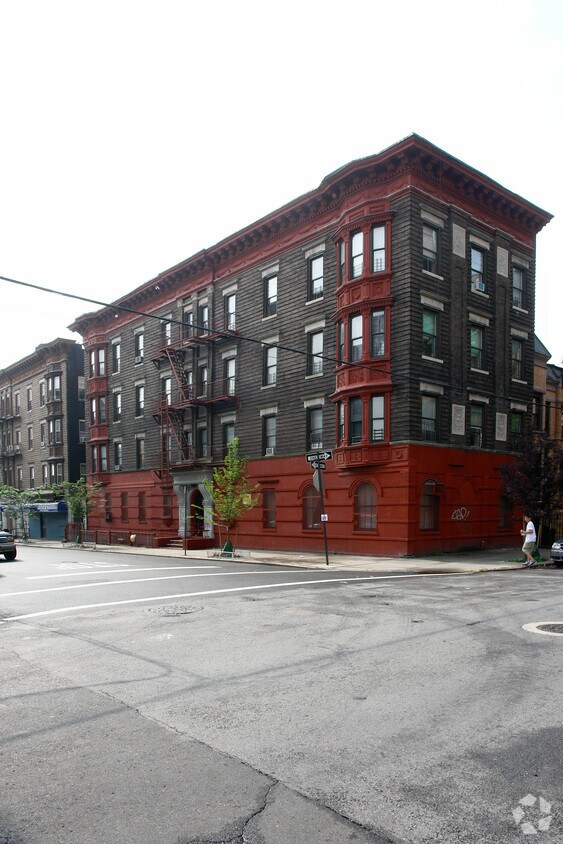 Building Photo - 834 E 155th St