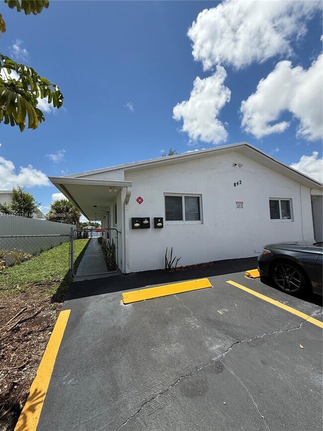 Foto del edificio - 842 SW 2nd St