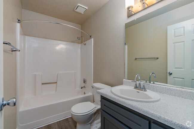 2BR, 1BA - 860 SF - Bathroom - Auburn Creek Apartments