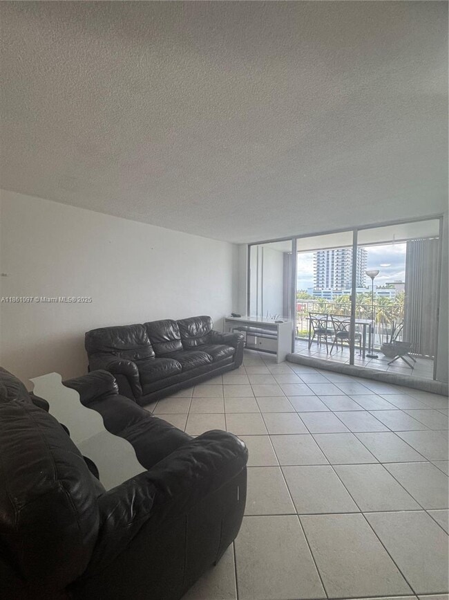 Foto del edificio - 1865 79th Street Causeway