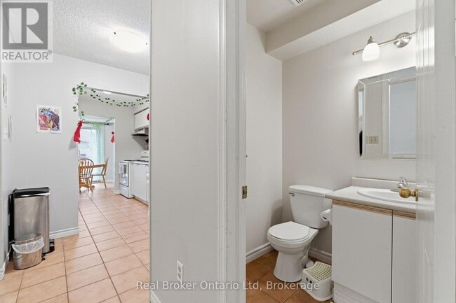 Building Photo - 302 College Ave W