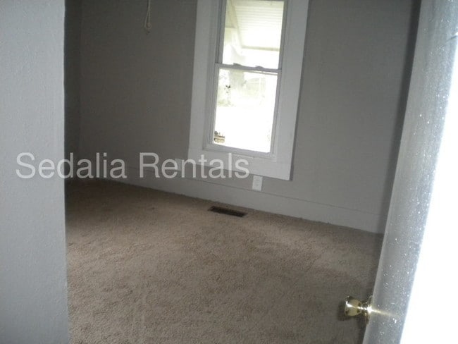 Building Photo - 3 bed, 1 bath for only $595