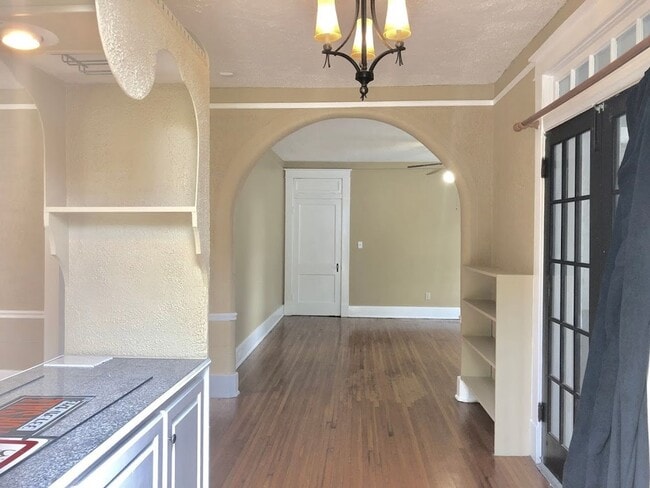 Building Photo - ROMANTIC DETAILS & a Cottage Feel! 3 Bedro...