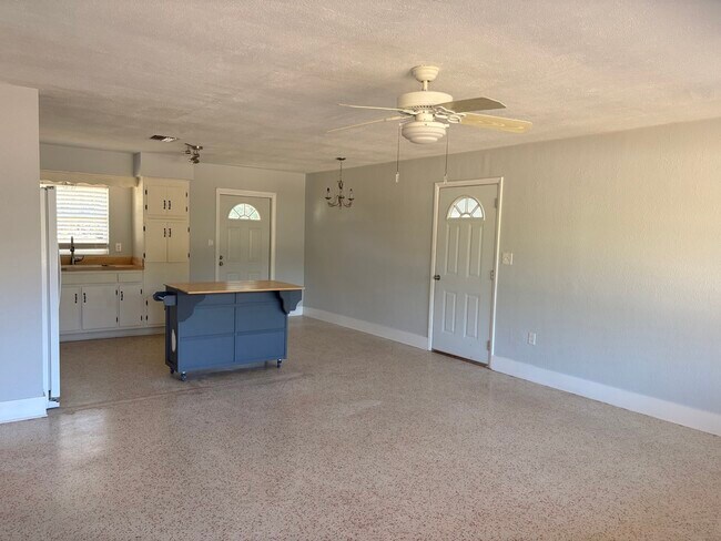 Building Photo - 4018 Lakewood Rd