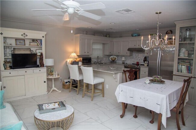 Foto del edificio - 2 Bedroom 2 bath Duplex for rent