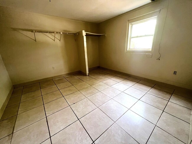 Building Photo - 130 E Carver Dr