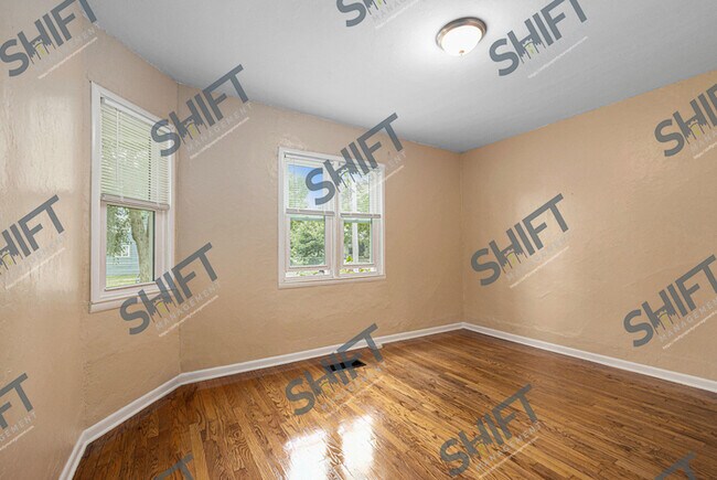 Building Photo - 1001 Watson - Cozy 3 Bedroom!