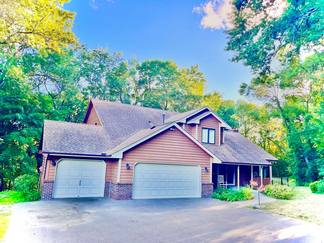 Foto principal - 655 Trails End Rd