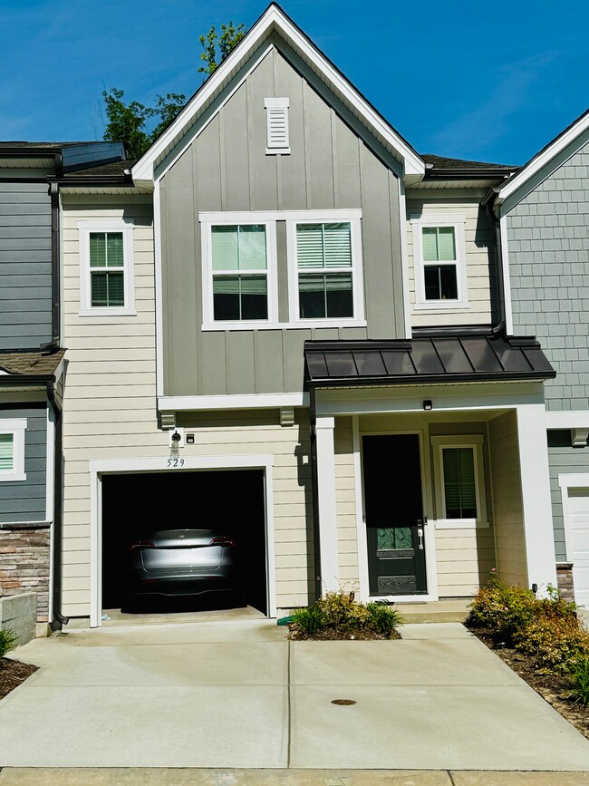 Foto del edificio - 529 Madison Falls Ct