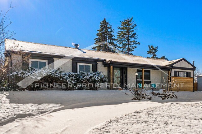 Building Photo - Beautiful Home with Fenced Back Yard!