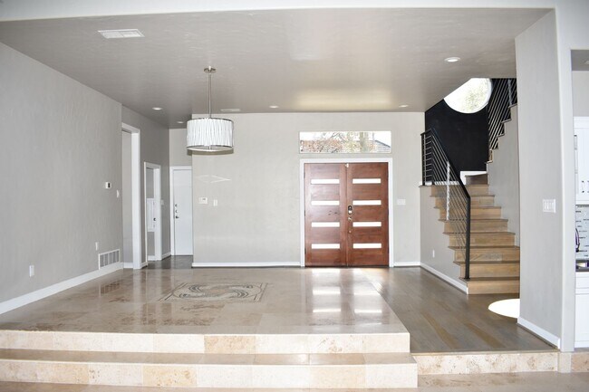 Foto del edificio - Modern home with pool in Arlington